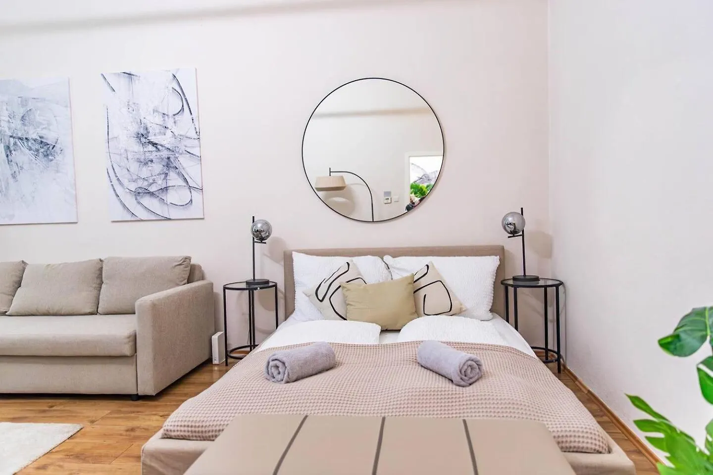 At Belvedere, Top Location Close To U1 Vienna Apartment